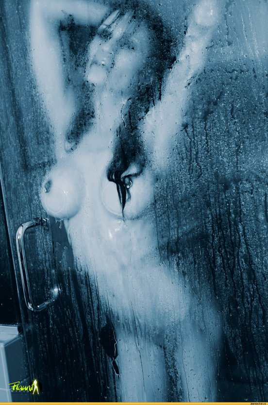 Проект за стеклом сиськи