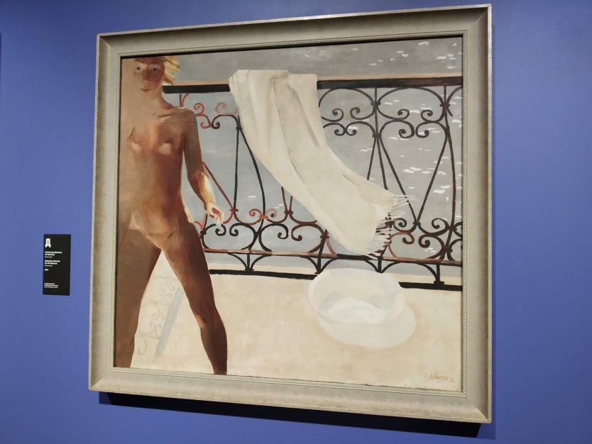 Дейнека на балконе голая