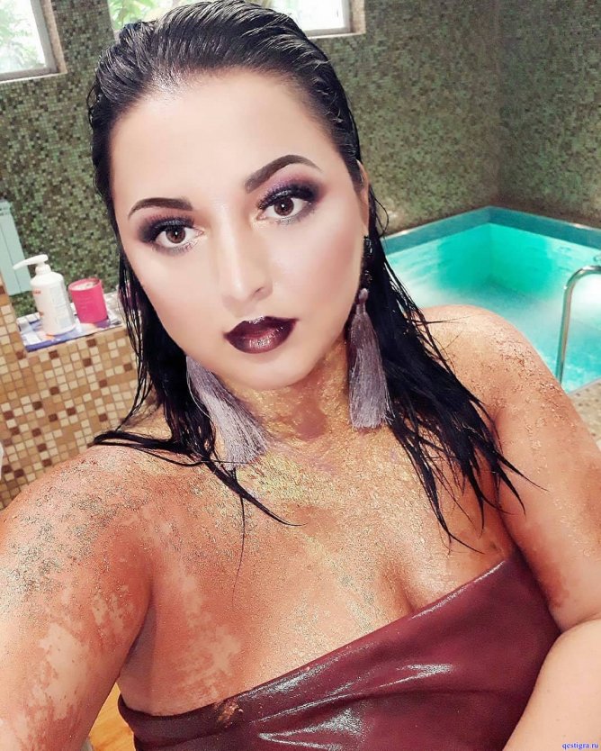 Адриана Мосс модель плюс сайз