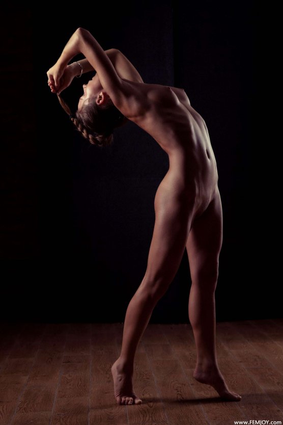 Женская эротическая борьба с мужчинами большие ляжки