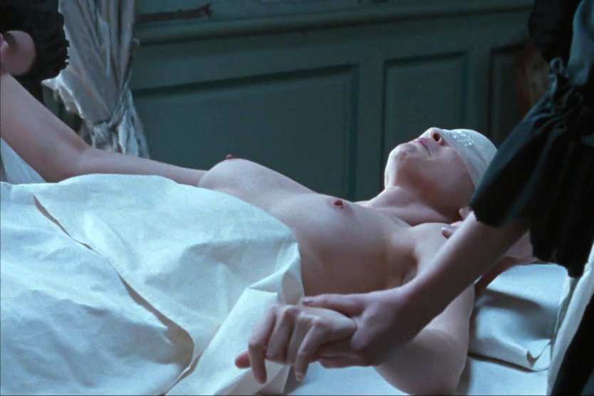 Эмма Робертс голая в фильме