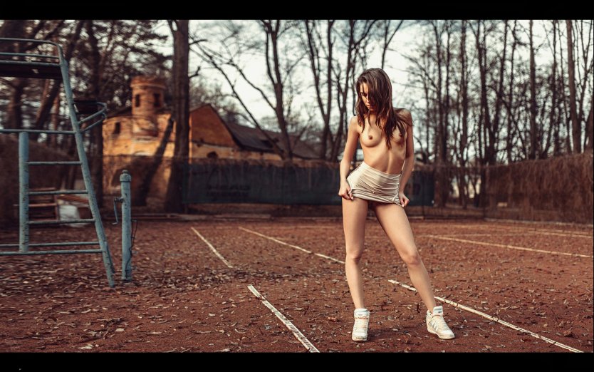 Голые телки в кроссовках