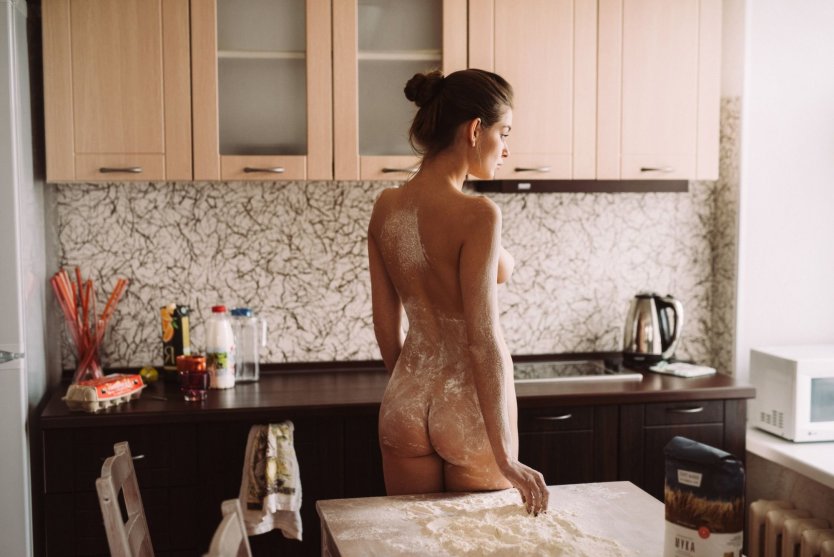Голая на кухне в переднике