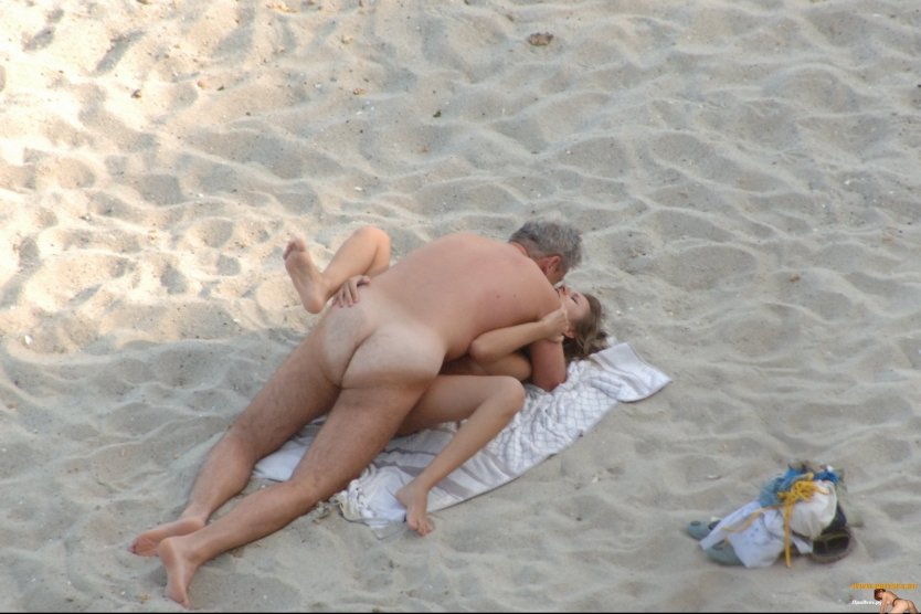 Подглядываем за голыми на пляже