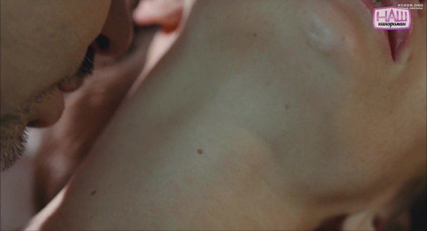 Оксана Акиньшина в постели