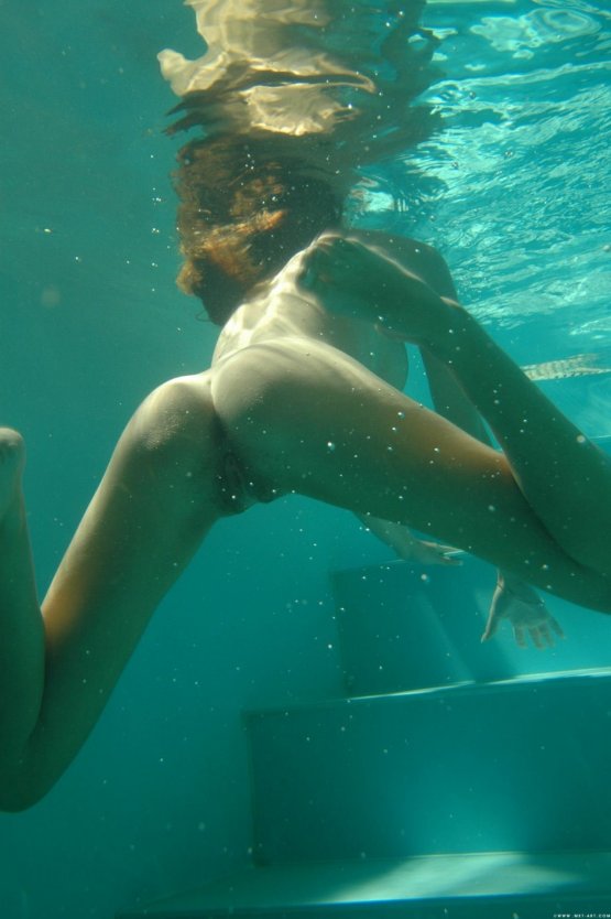 Красивые голые попки под водой