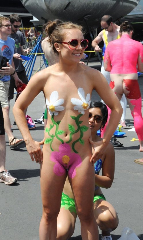 Боди арт на нудистком пляже