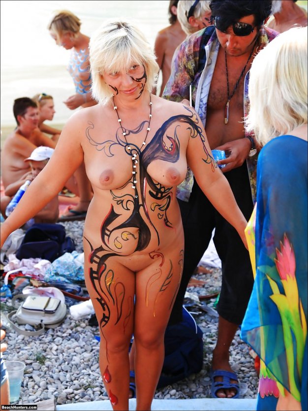 Семейный нудизм боди арт на пляже