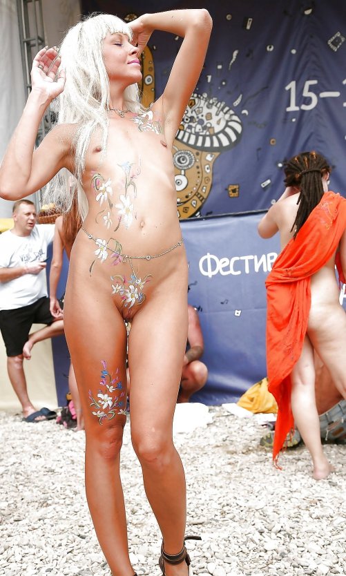 Натуристы,пляж,боди арт.