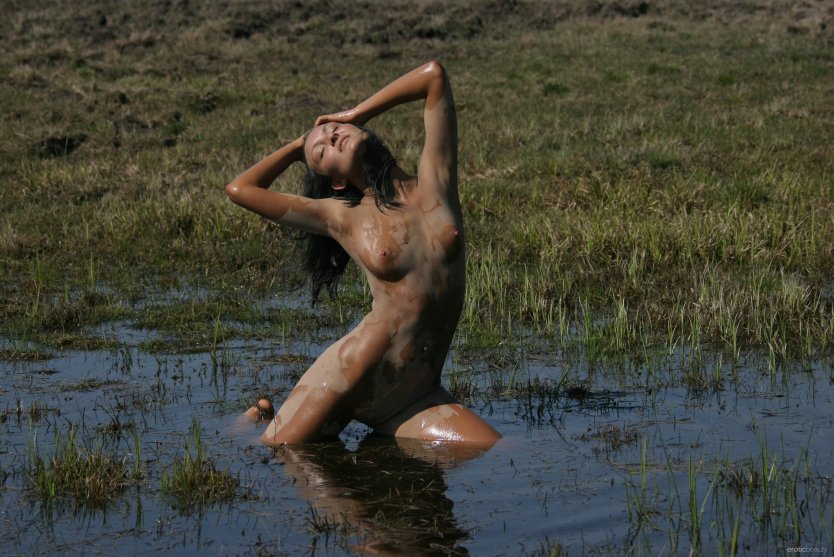 Голые девчонки в болоте