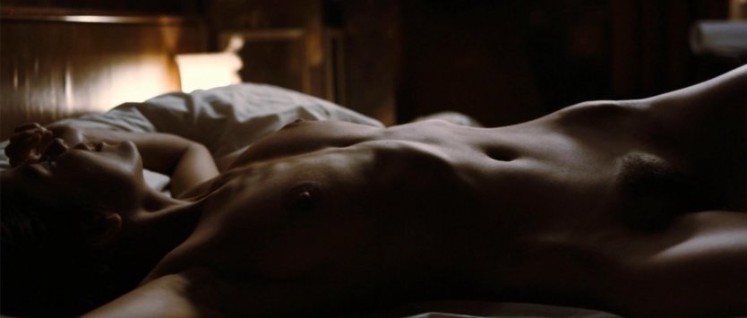 Daria Glower в черных чулках