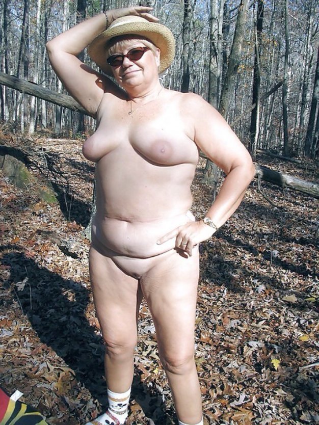 Зрелые нудистки на природе