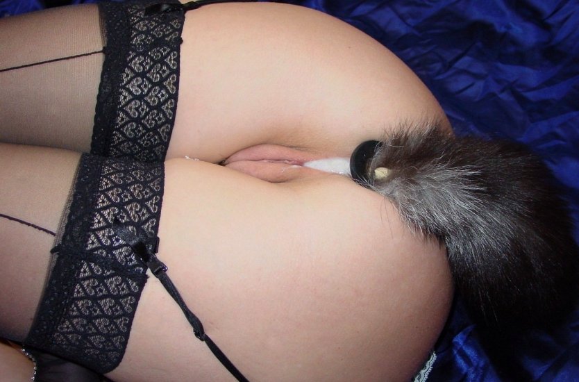 Девушка с анальной пробкой хвост