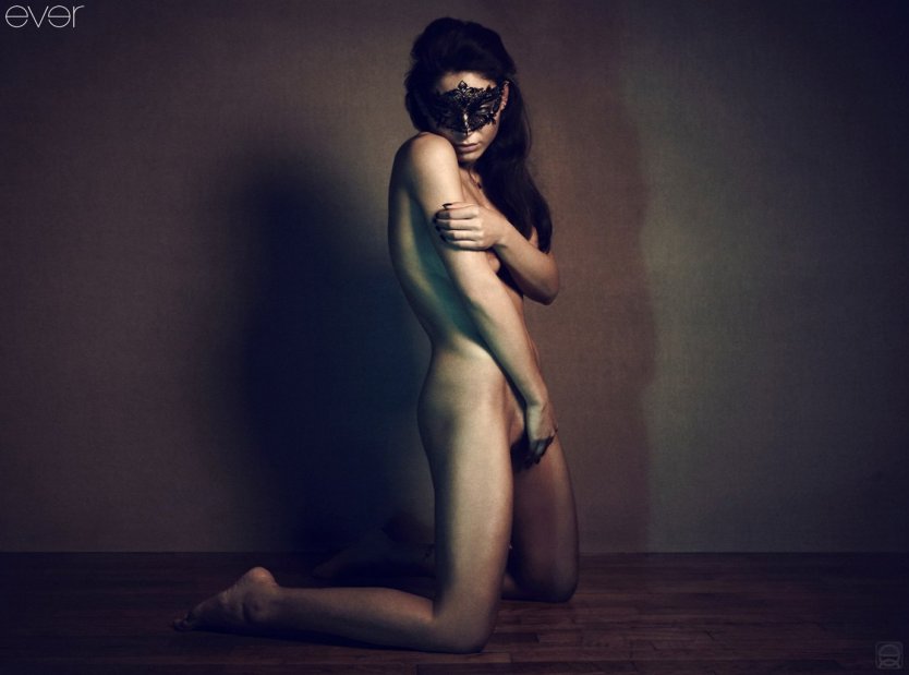 Голая в маскарадной маске