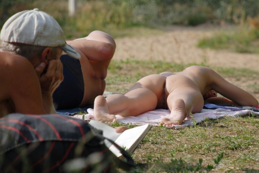 Голые женщины на пляже подсмотренное