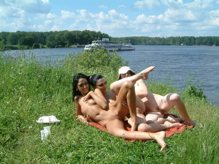 Голые женщины на речке на пикнике