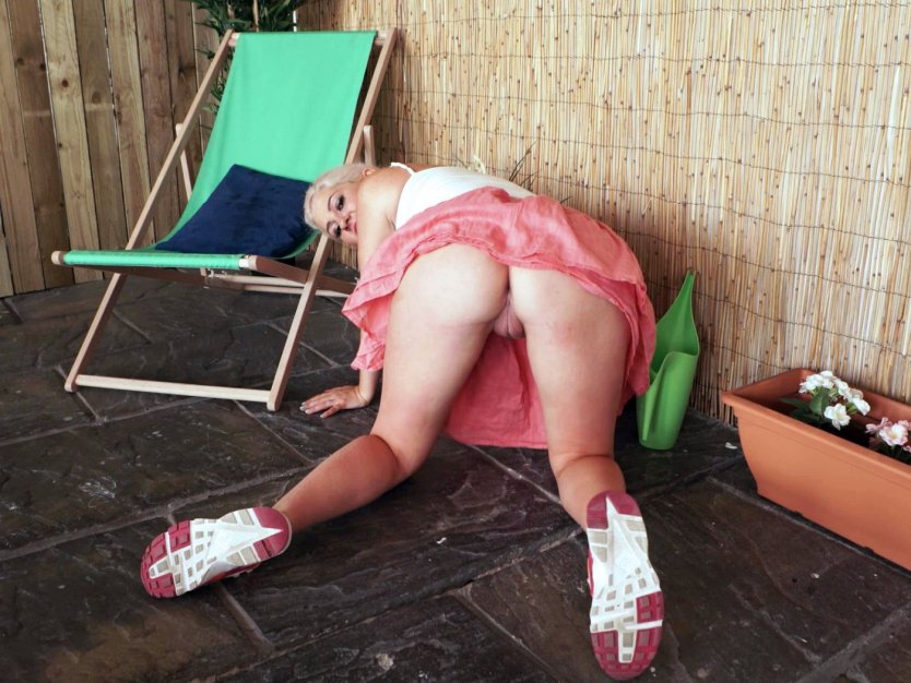 Под юбкой без трусиков домашнее