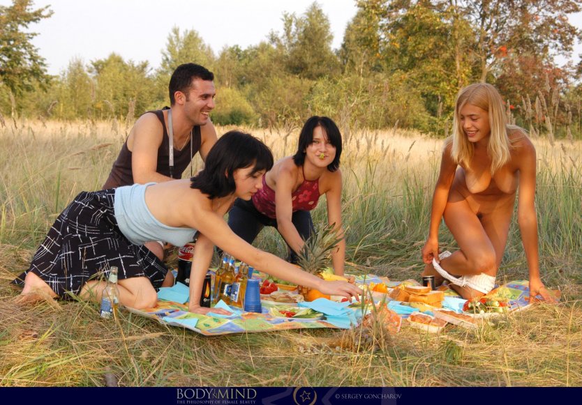 Голые девчонки на шашлыках