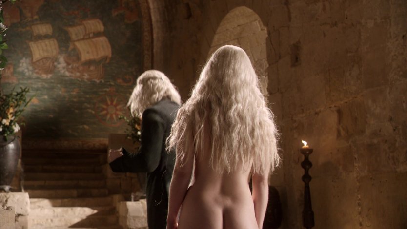 Голая Эмилия Кларк в сериале игра престолов