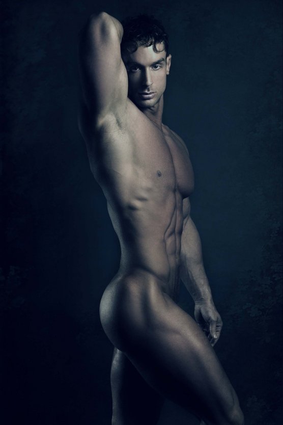 Красивое голое мужское тело