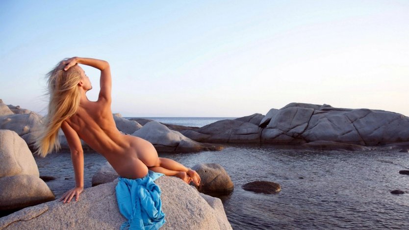 Голые женщины на пляжах Крыма