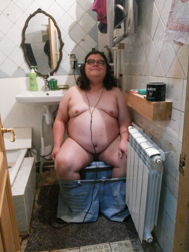 Толстые женщины в туалете