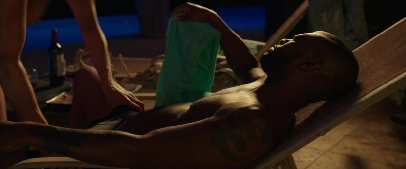 Кэндис Паттон большим сиськами голая ласкает сама себе