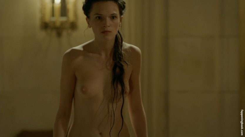 Анна Брюстер Версаль голая