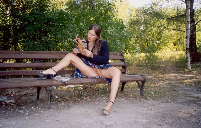 Раздвинула ноги на лавочке