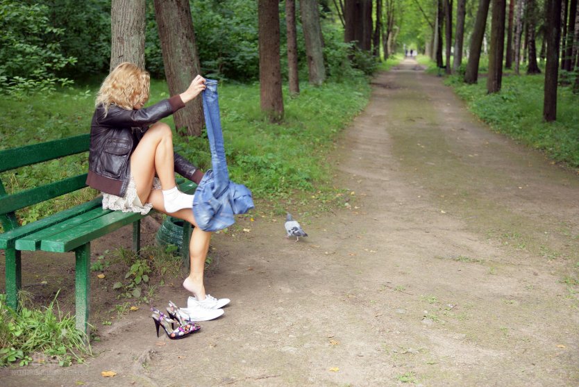 Женщины в парке без трусов