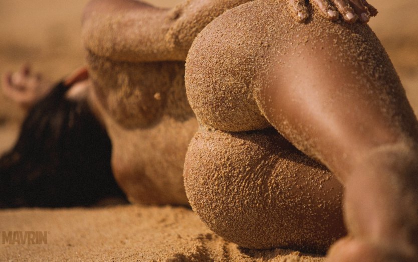 Крупным планом попка в песке