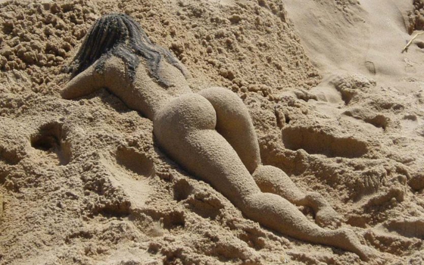 Попки в песке голенькие