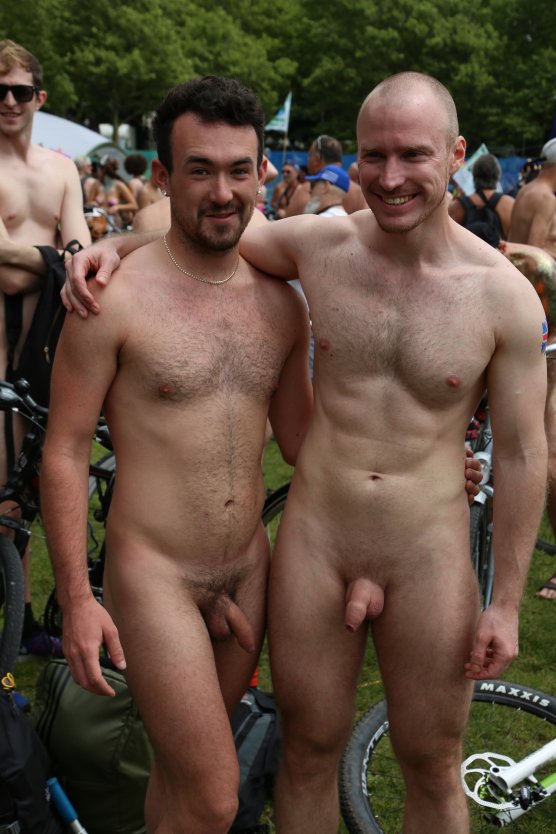 Голые девки с парнями на пляже