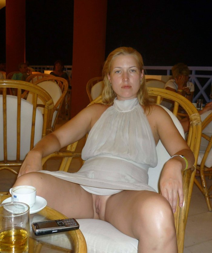 Трусики под юбкой у мамочек