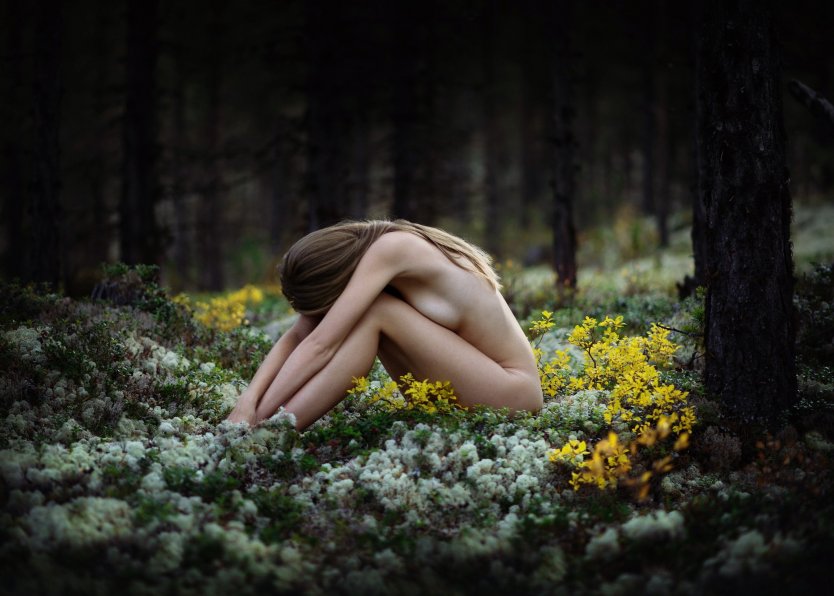 Девушка раздевается в лесу