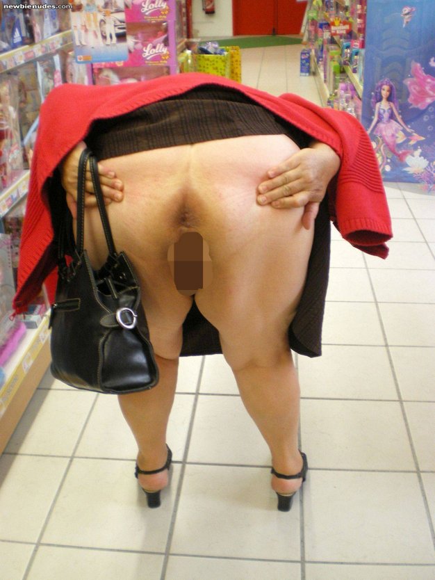 Старуха без трусов в юбке