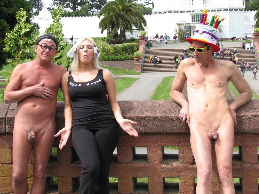 Мужчины голышом на публике