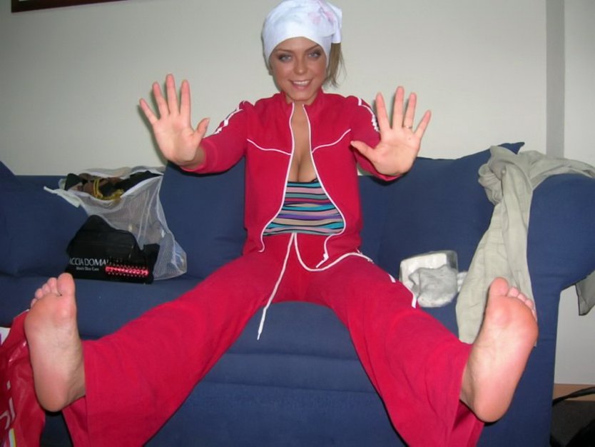 Девушка в кресле нога на ногу