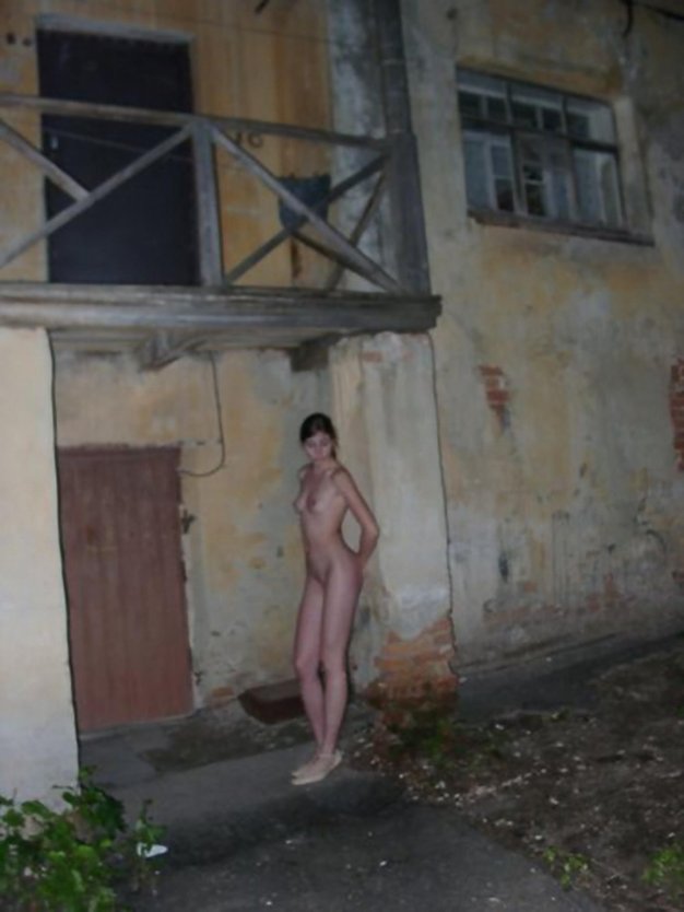 Голые шалавы в подъезде