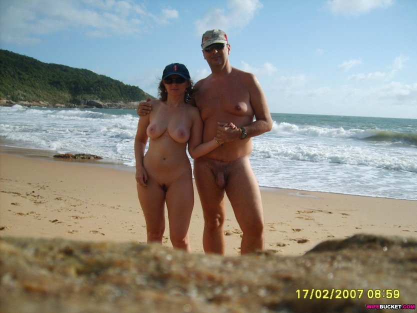 Голые мужчины и женщины на пляже