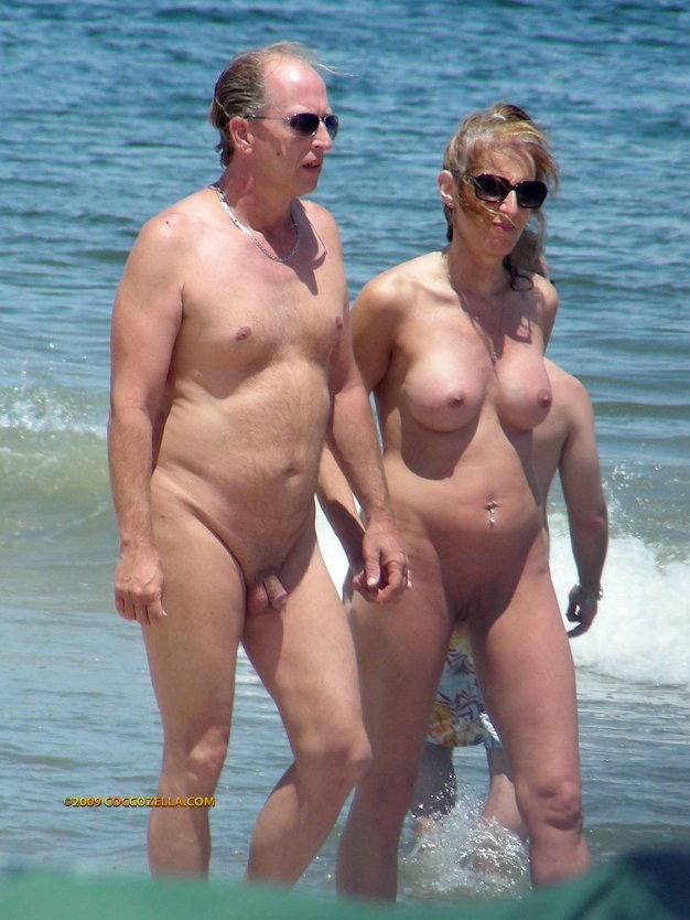 Голые пожилые пары на пляже
