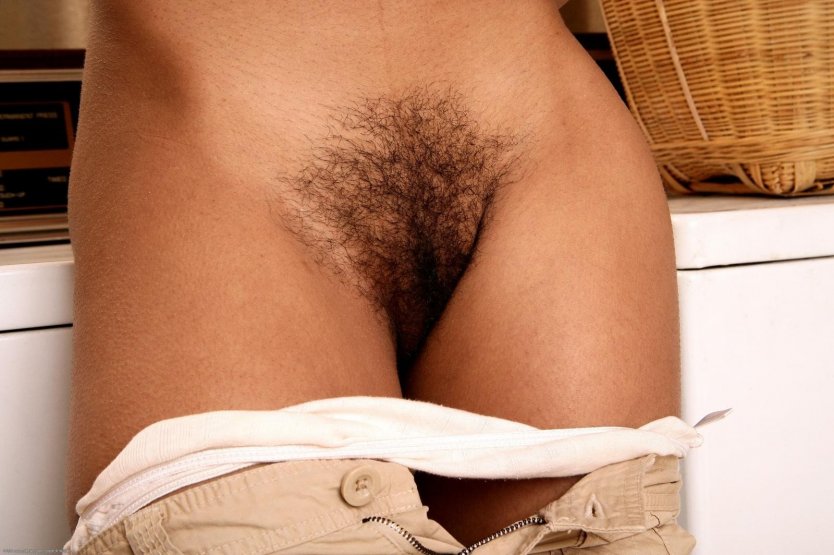 Не бритый женский лобок