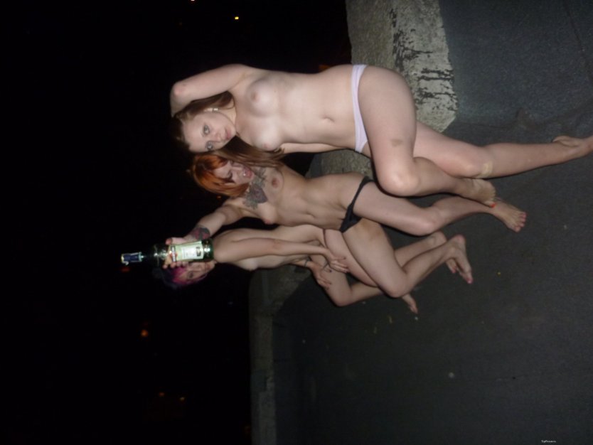 Голые девки отрываются по полной