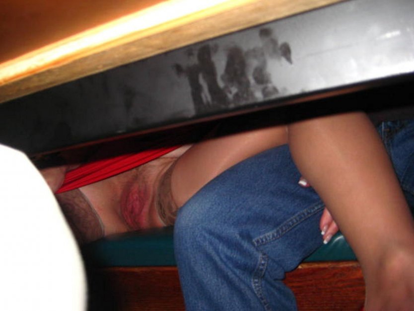 Женские трусики под столом