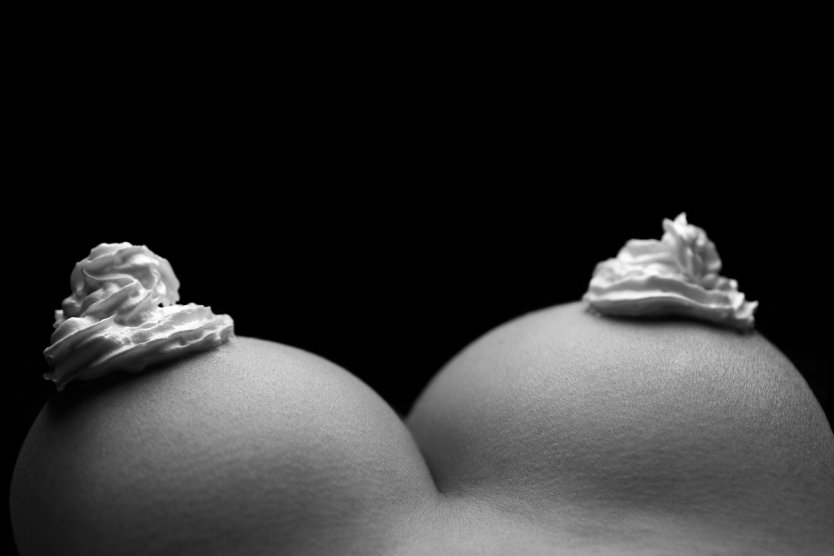 Красивая грудь в сливках