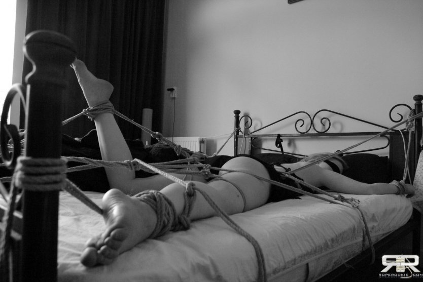 Связанная на кровати