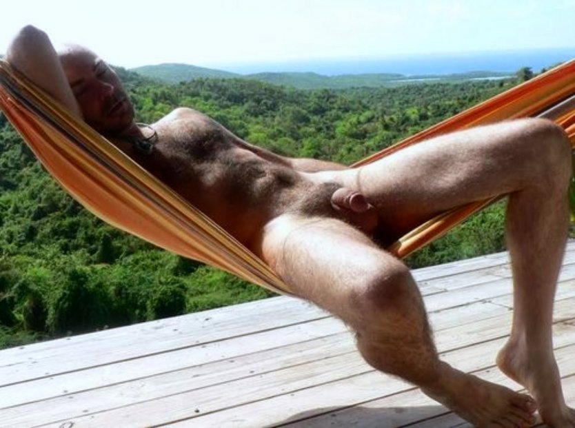 Голый мужчина в гамаке