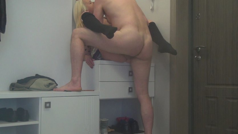 Ебля с порога в коридоре