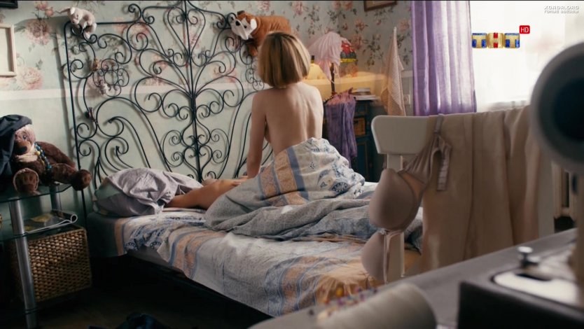 Suzie Carina раздвинутыми ногами в чулочках