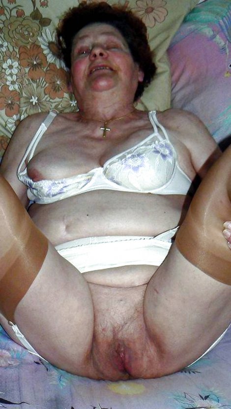 Пожилые голые женщины в машине